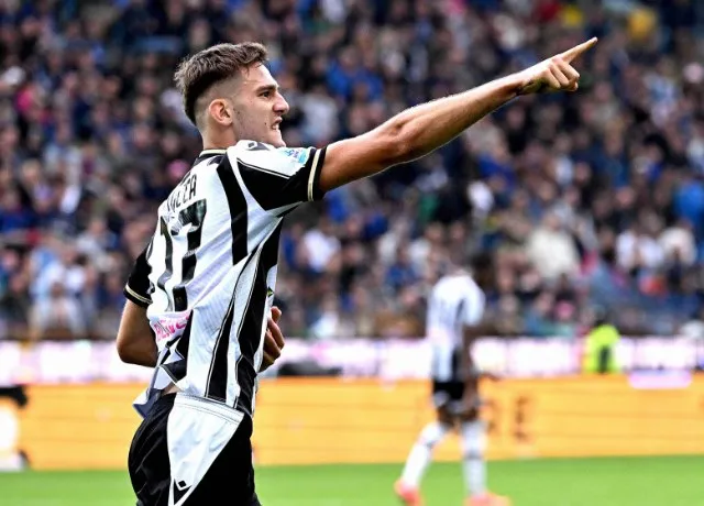 Roma quyết tâm có được tiền đạo Lorenzo Lucca trong hè này